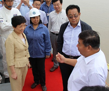 國家海事局、國家能源局領導專家考察海企港華水上躉船式LNG加注站